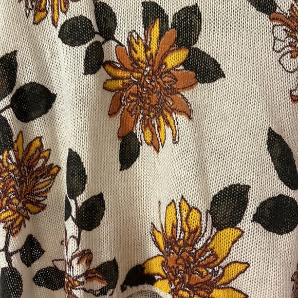 Crop Floral Sweater - Picture 2 of 2